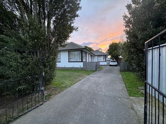 Fully fenced and gated family close to Hornby mall - Photo 1