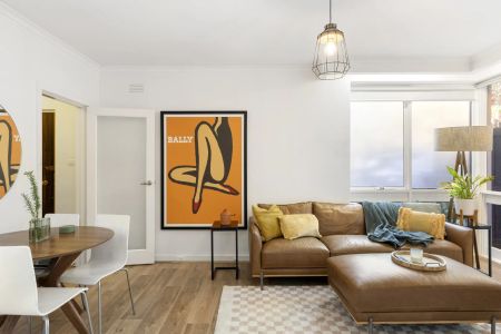 Spacious, Stylish & Superbly Located Ground-Floor Apartment - FURNISHED - Photo 3