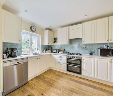 A deceptively spacious family home in a popular residential setting. - Photo 4