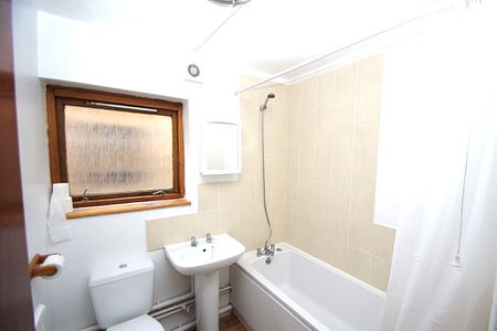 2 bedroom | Flat - Photo 3