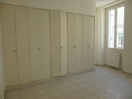 Appartement 3 pièces 58m2 MARSEILLE 6EME 738 euros - Photo 2