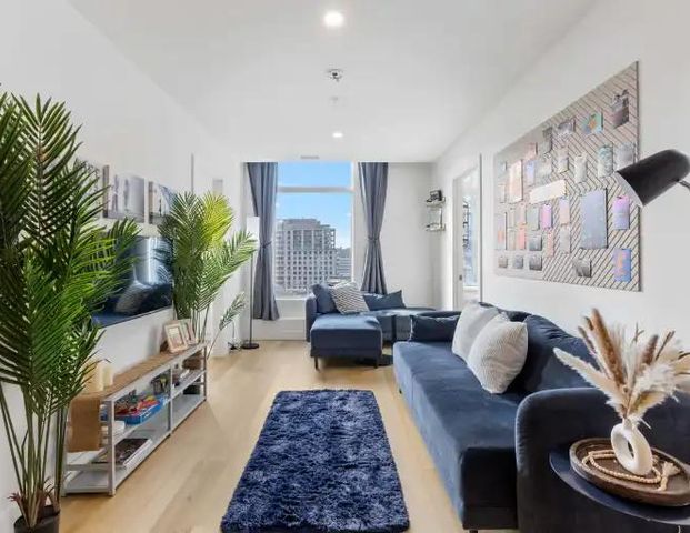 Palay | 2025 Rue Peel, Montreal - Photo 1