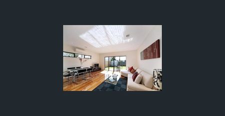 Charming Three Bedroom Townhouse - Photo 3