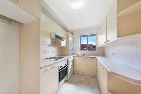 Spacious Apartment with North-Facing Mosman Bay Views - Photo 4