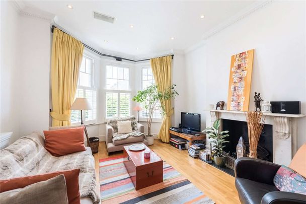 Spacious six bedroom family home with a south west facing garden close to Hurlingham Park. - Photo 1