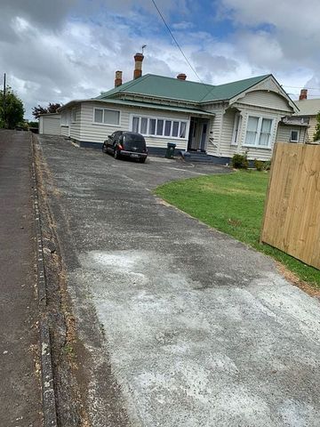 Spacious 7BR Family Home in Onehunga - Photo 3