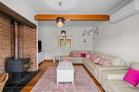 Charming Sandstone Home - Photo 4