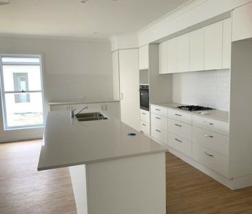 Modern 4 Bedroom House in River Oaks Estate *3 MONTH LEASE ONLY* - Photo 2
