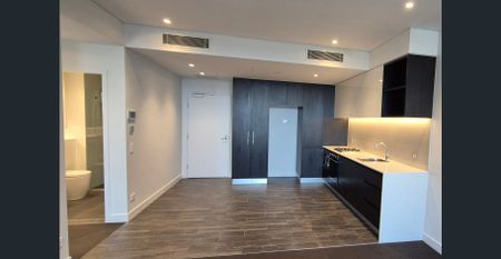 Luxury 1 Bedroom Apartment - Photo 2