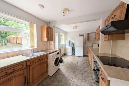 4 bedroom semi-detached house to rent - Photo 2