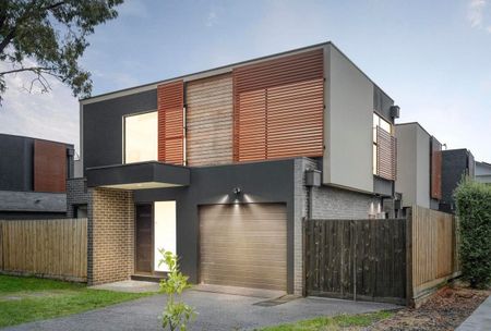 Elegant & Spacious Townhouse - Photo 2