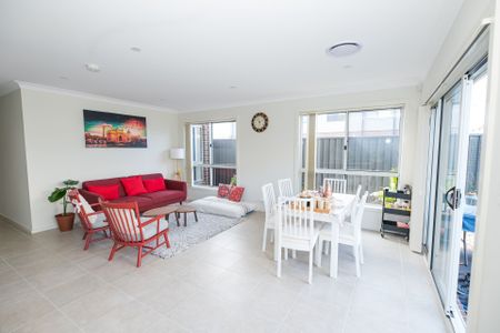 LARGE MODERN FIVE BEDROOM HOME! - Photo 2