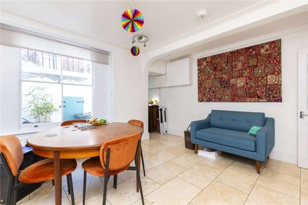A three bedroom period house enviably located in the heart of Islington, close to Upper Street. - Photo 3