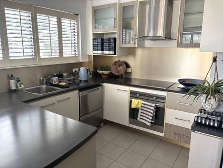 2Bed Unit in Prime Riverfront Kangaroo Point Location - Photo 2