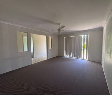 SPACIOUS FAMILY HOME IN HILLCREST - Photo 2