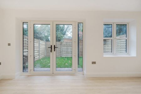 3 Bed Flat, West Hill, CR2 - Photo 2