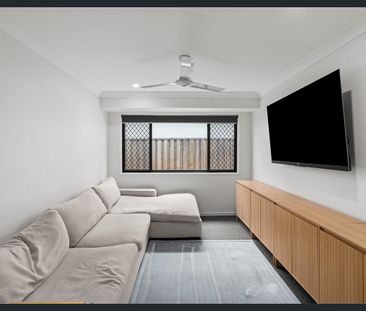 Lovely family home with multiple living areas and great backyard! - Photo 1