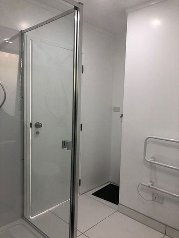 Modern, sunny, private one bedroom unit - Photo 3