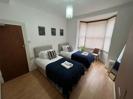 4 bedroom end of terrace house to rent - Photo 4