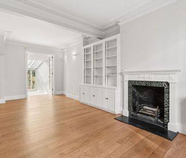 A beautifully maintained five-bedroom family home, ideally position... - Photo 1