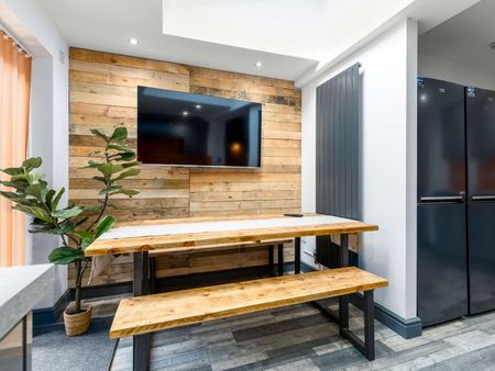 OX Living is proud to present this high-quality 7-bedroom co-living property, perfect for working professionals looking for stylish, stress-free living. Room 6 - Photo 3