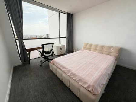 Fully Furnished Luxury 2-Bedroom Apartment in Zetland - Photo 2