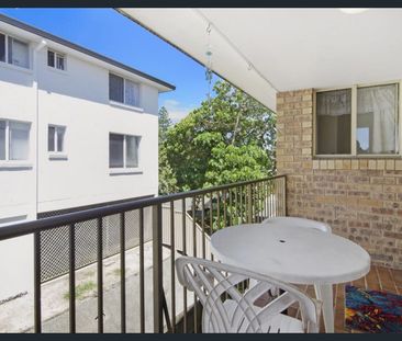 Top-Floor Apartment in Popular Rolan Court – Just a Short Stroll to... - Photo 6