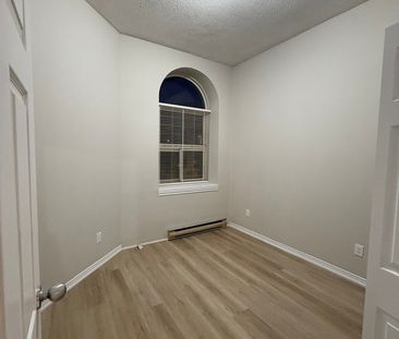 1-123 Wyndham St N - Photo 2