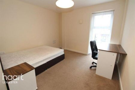 3 bedroom flat to rent - Photo 3