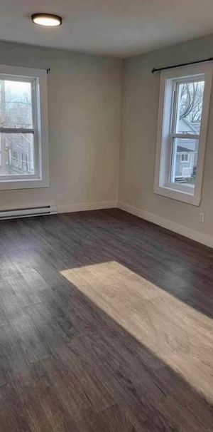 Beau 2 1/2, style Studio, plein centre de Valleyfield, à 2 pas du Cégep et Hôpital, libre maintenant ! - Photo 1