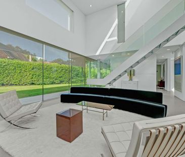 Award-winning contemporary home with five en suite bedrooms, landsc... - Photo 3