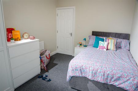 7 bedroom private hall to rent - Photo 3