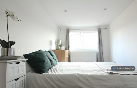 6 bedroom terraced house to rent - Photo 4