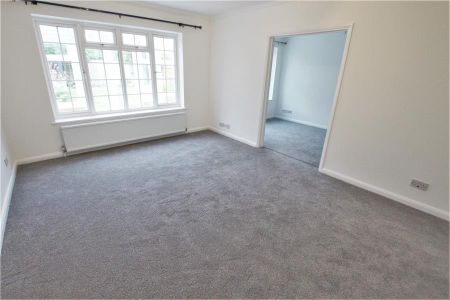 Arethusa Way, Woking - 4 bedrooms Property for lettings - Seymours - Photo 3