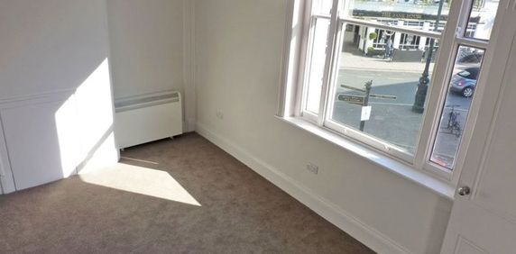 A 1 Bedroom Flat in The Promenade GL50 1LE - Photo 2