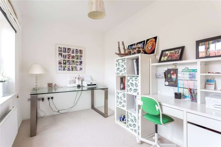 A detached, five bedroom, family home - Photo 3