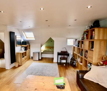 LARGE SELF-CONTAINED STUDIO ROOM WITH EN SUITE AND BASIC KITCHEN FA... - Photo 4