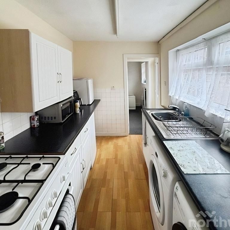 2 bedroom end of terrace house to rent - Photo 1