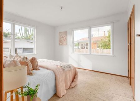 Cosy 3-Bed Character Home in Quiet Cul-de-sac! - Photo 4