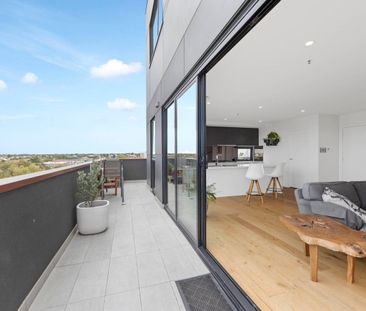 Stylish Apartment Living in the Heart of Maribyrnong - Photo 2