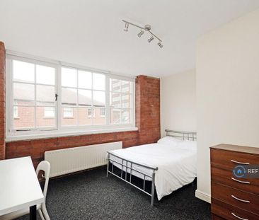 1 bedroom in a flat share to rent - Photo 2