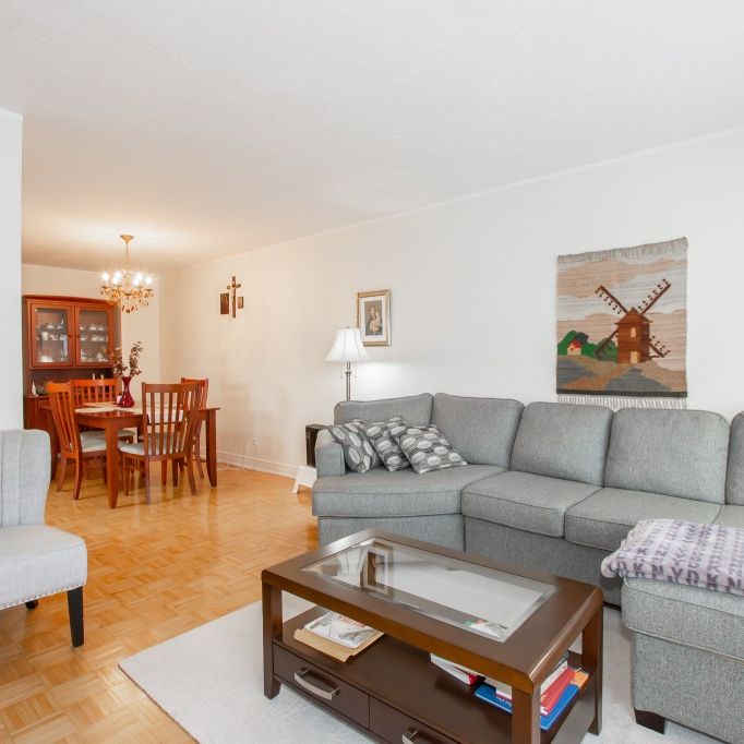 **BEAUTIFUL** 3 Bedroom Main Unit in St. Catharines!! - Photo 1