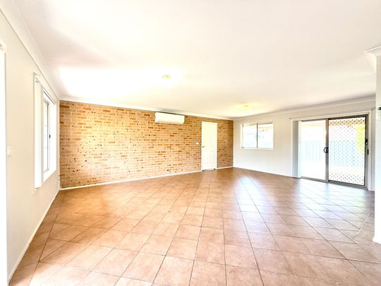 Neat and tidy 3 bedroom home with Split system air conditioning! - Photo 1