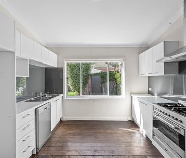 Charming Inner-City Terrace in Prime Burnley Pocket - Photo 3