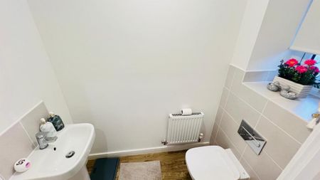 4 bedroom semi-detached house to rent - Photo 5