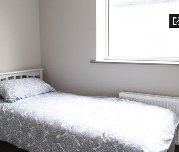 Bed in shared 4-bedroom flat for rent in Whitehall, Dublin - Photo 5