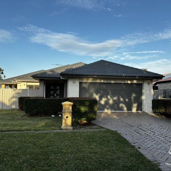 Luxury 5 bedroom house in Calamvale - Photo 1