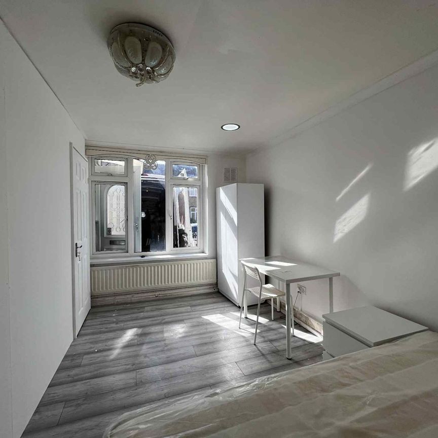 Room in a Shared House, Langbrook Road, SE3 - Photo 1