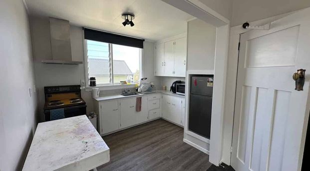 Modernised character home in central location - Photo 1