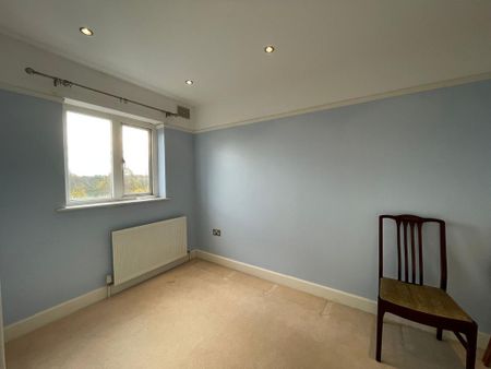3 bedroom flat to rent - Photo 3
